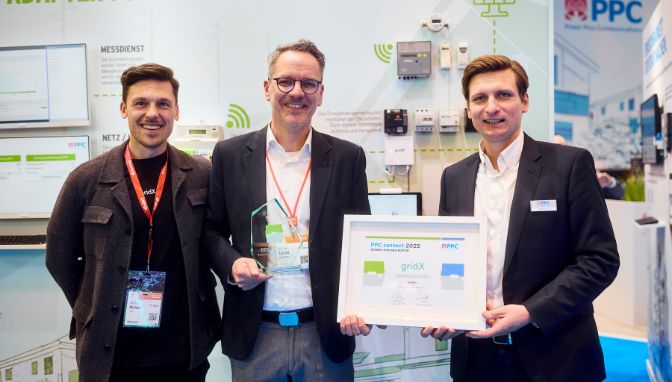 Übergabe einer Urkunde und Pokal an gridX als PPC connect Partner auf der E-World